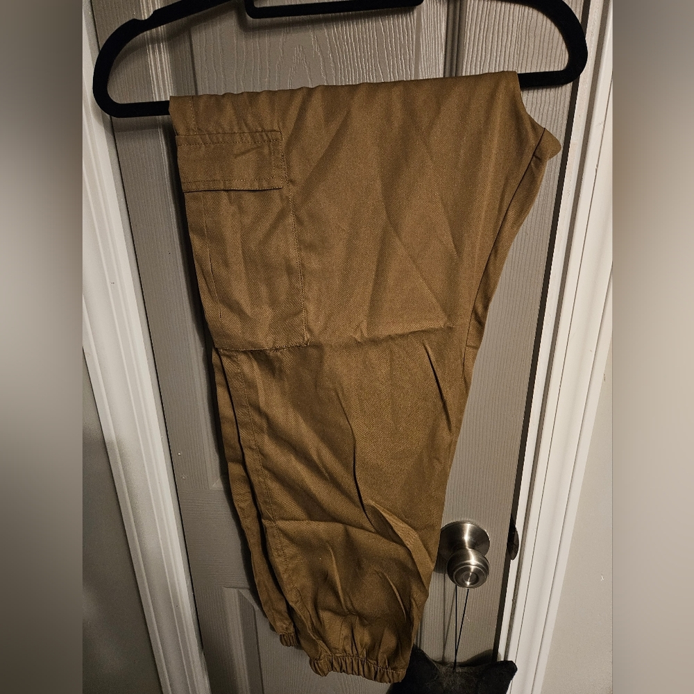 SALE ** BRAND NEW ** Tan Cargo Pants W/ Pockets On Side..Gathered Hem